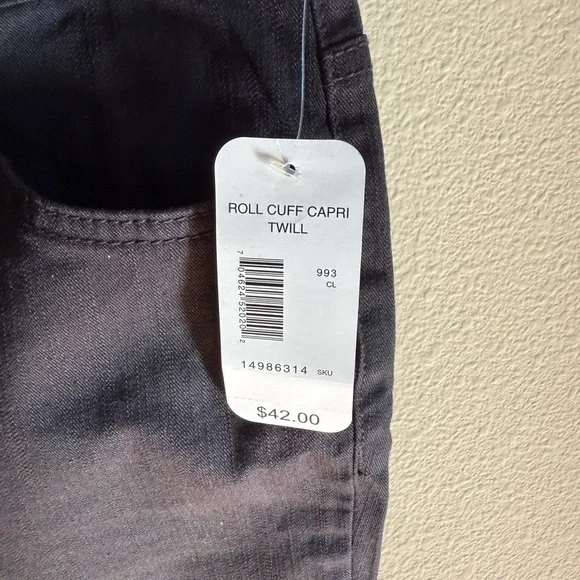 Roll cuff capri jeans in black - Picture 2 of 5